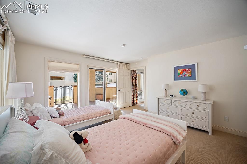 Image 36 of 50: Bedroom