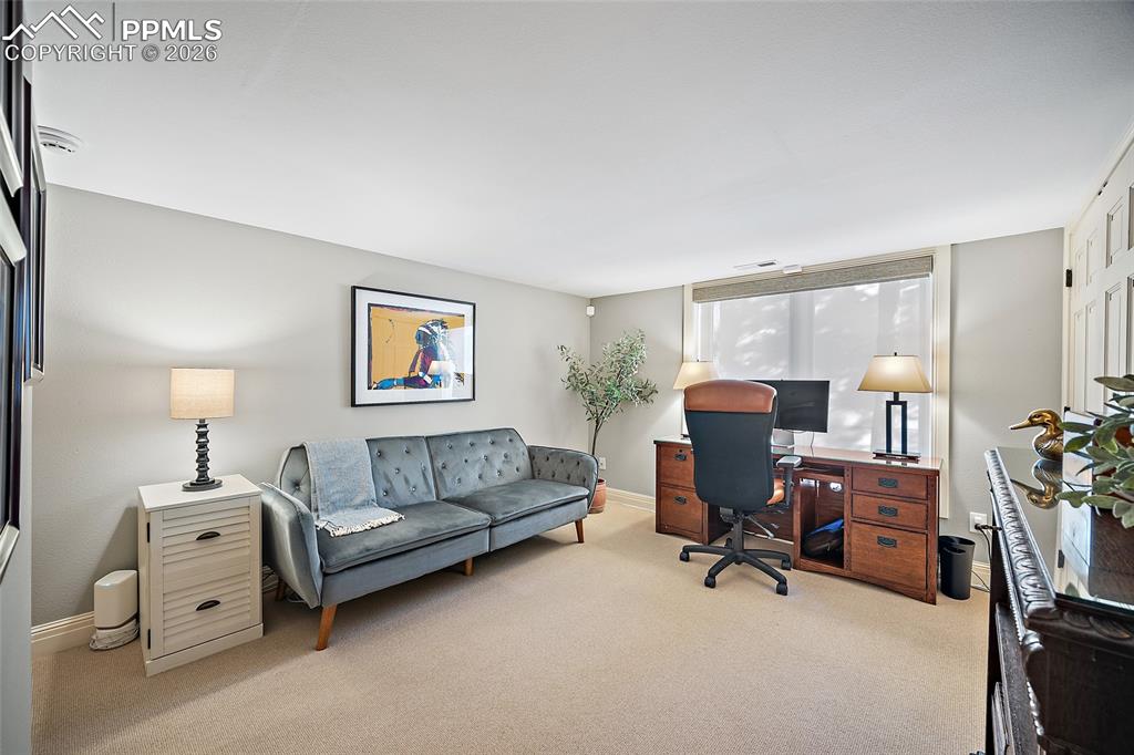 Image 37 of 50: Office