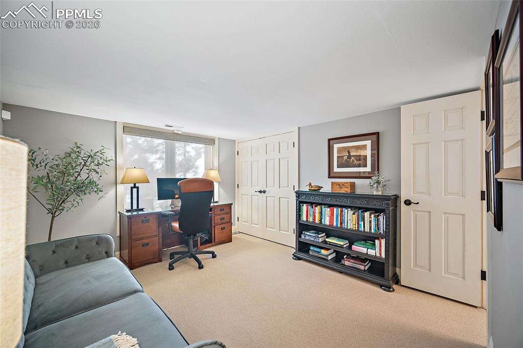 Image 38 of 50: Office