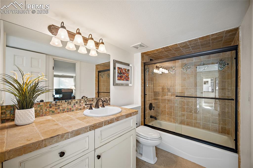 Image 39 of 50: Bathroom