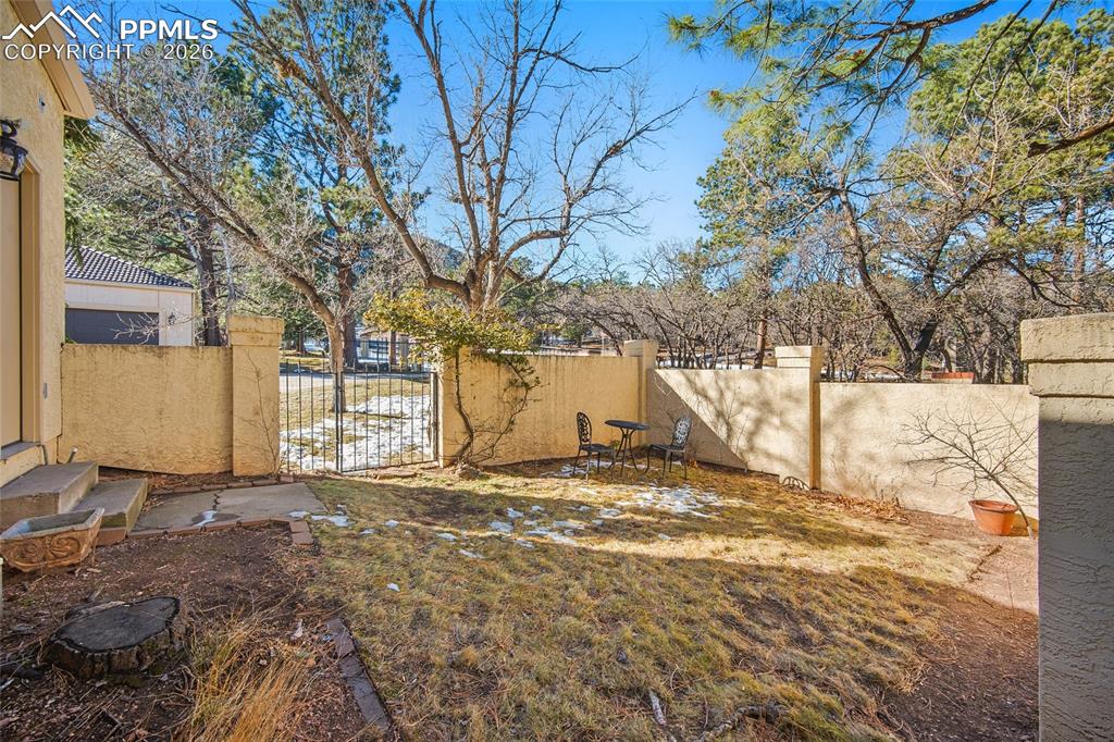 Image 47 of 50: Yard