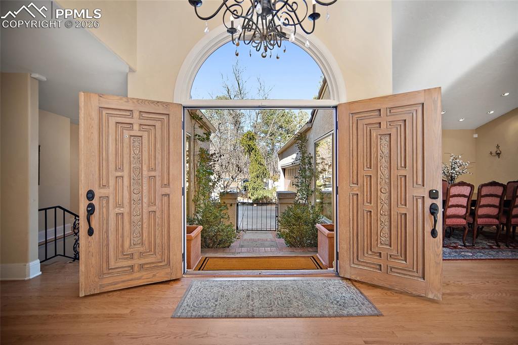 Image 5 of 50: Entry