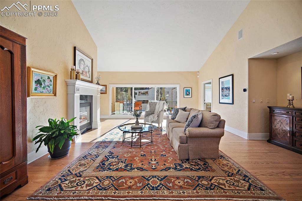 Image 6 of 50: Living Room