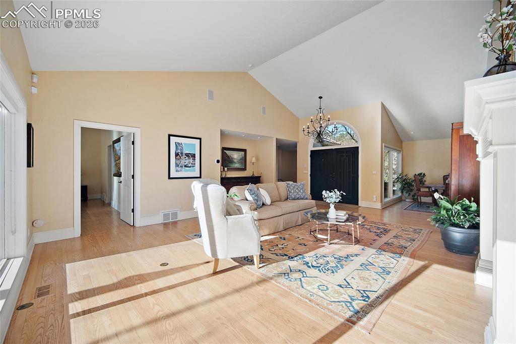 Image 7 of 50: Living Room