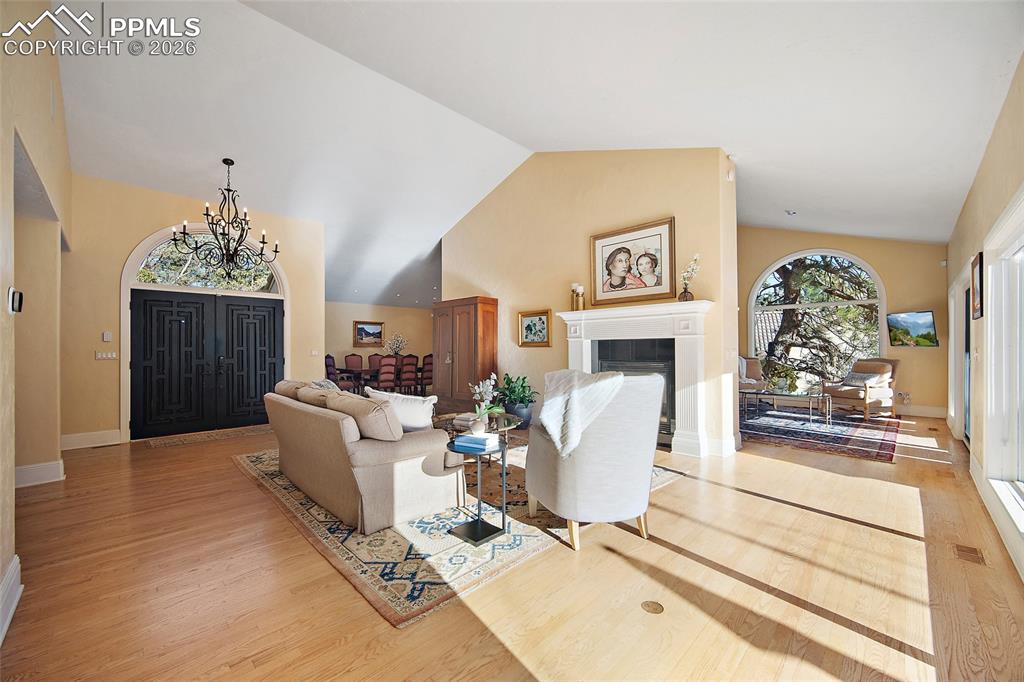 Image 8 of 50: Living Room