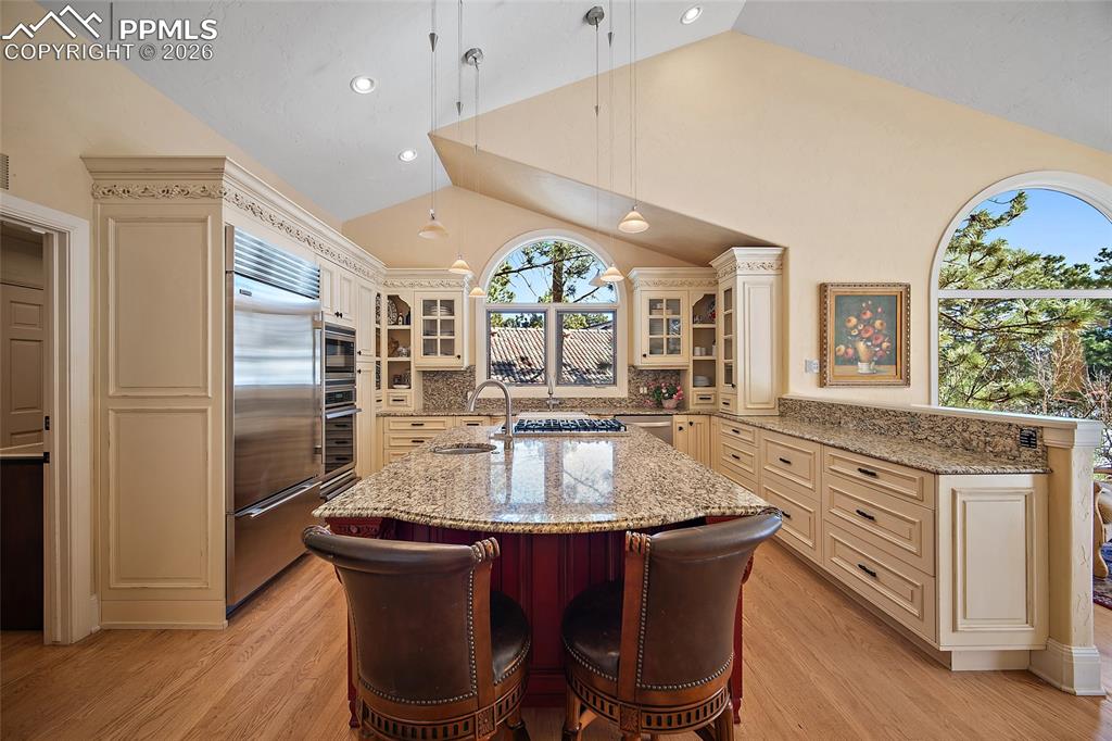 Image 9 of 50: Kitchen