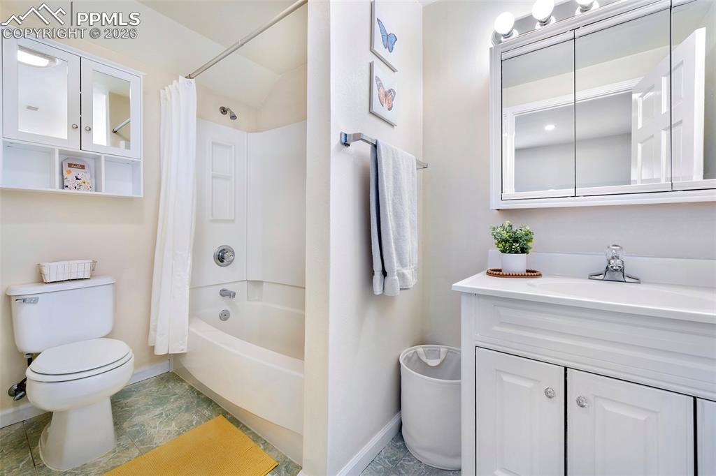 Image 23 of 30: Basement Bathroom