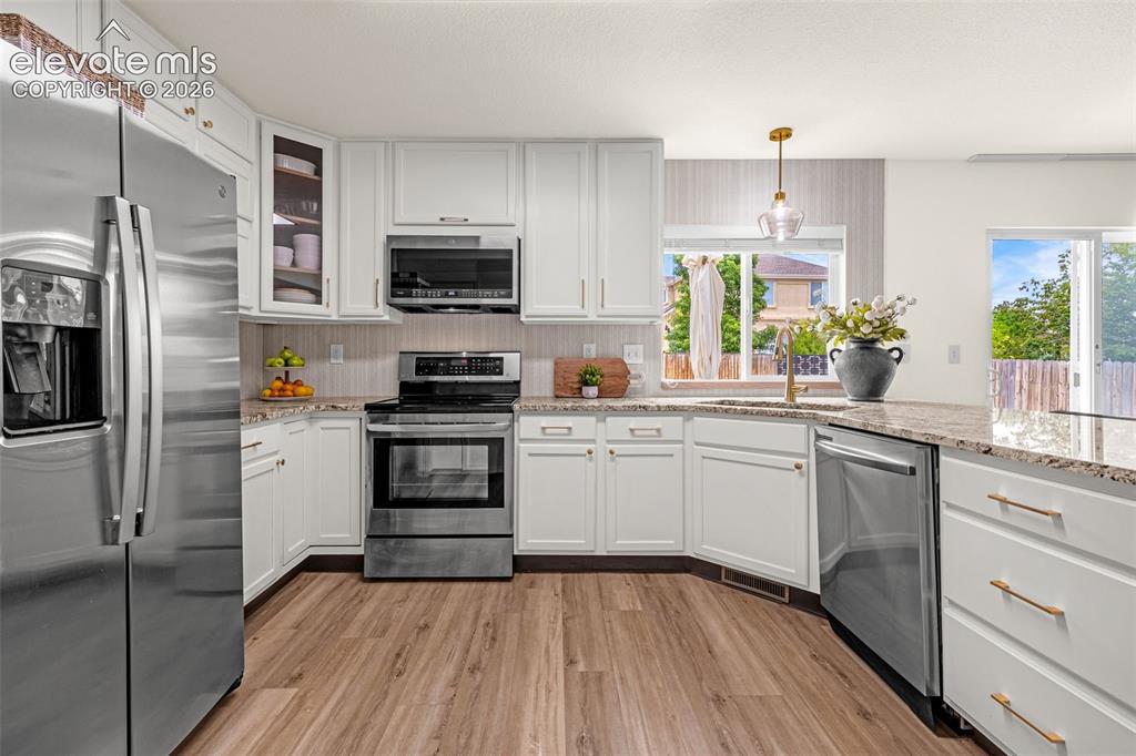 Image 13 of 44: Kitchen