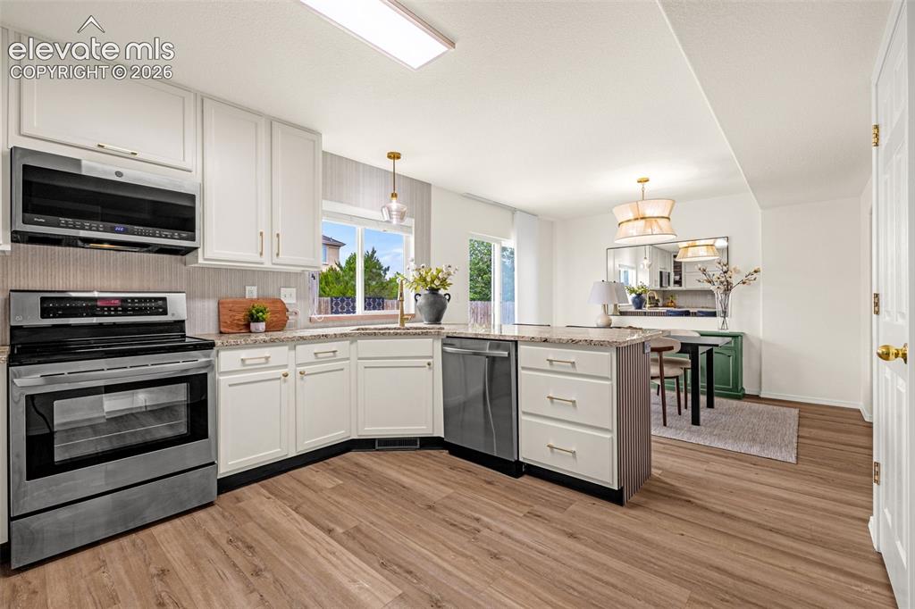Image 14 of 44: Kitchen