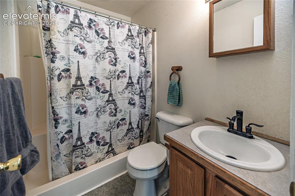 Image 14 of 30: Bathroom