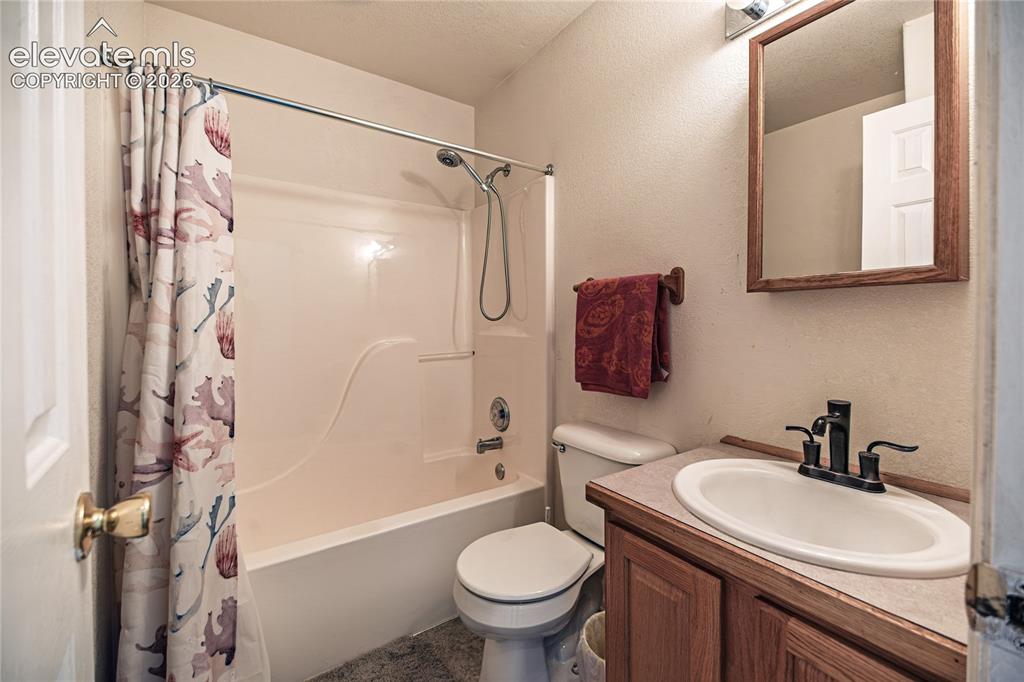 Image 16 of 30: Bathroom