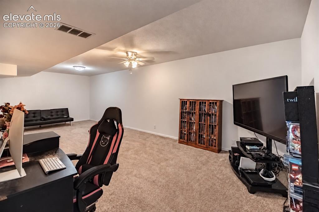 Image 18 of 30: Office