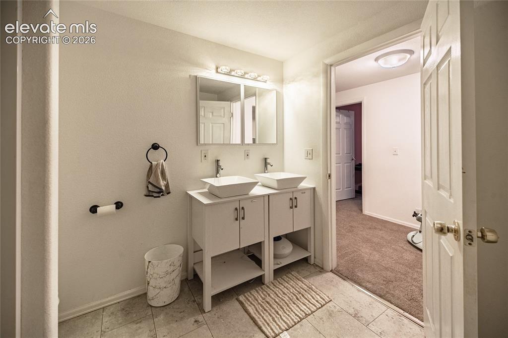 Image 26 of 30: Bathroom