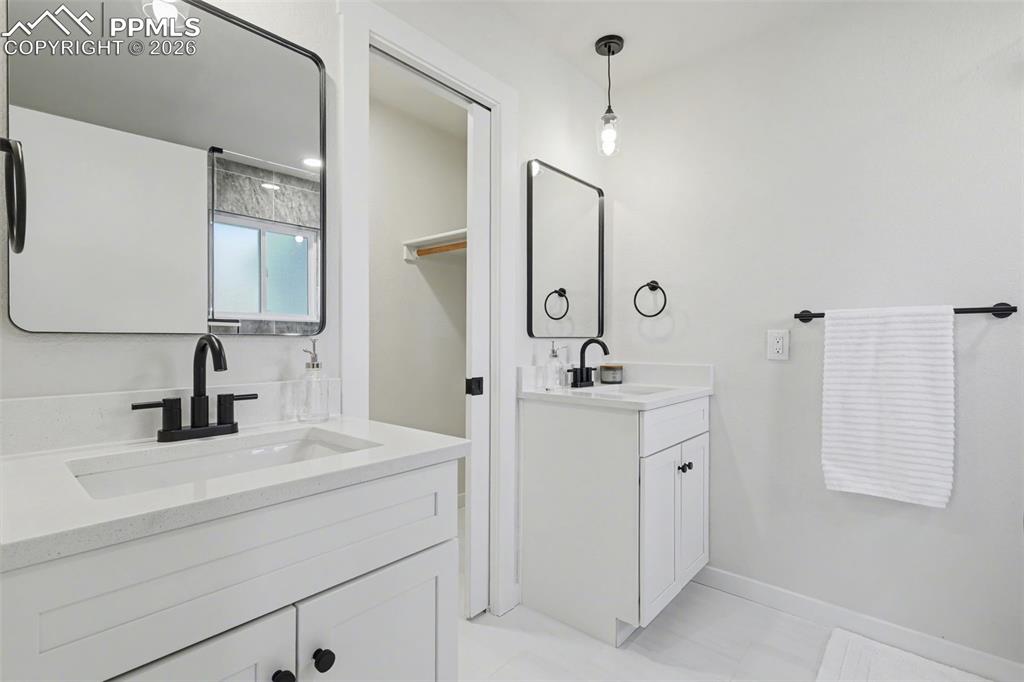 Image 20 of 38: Bathroom