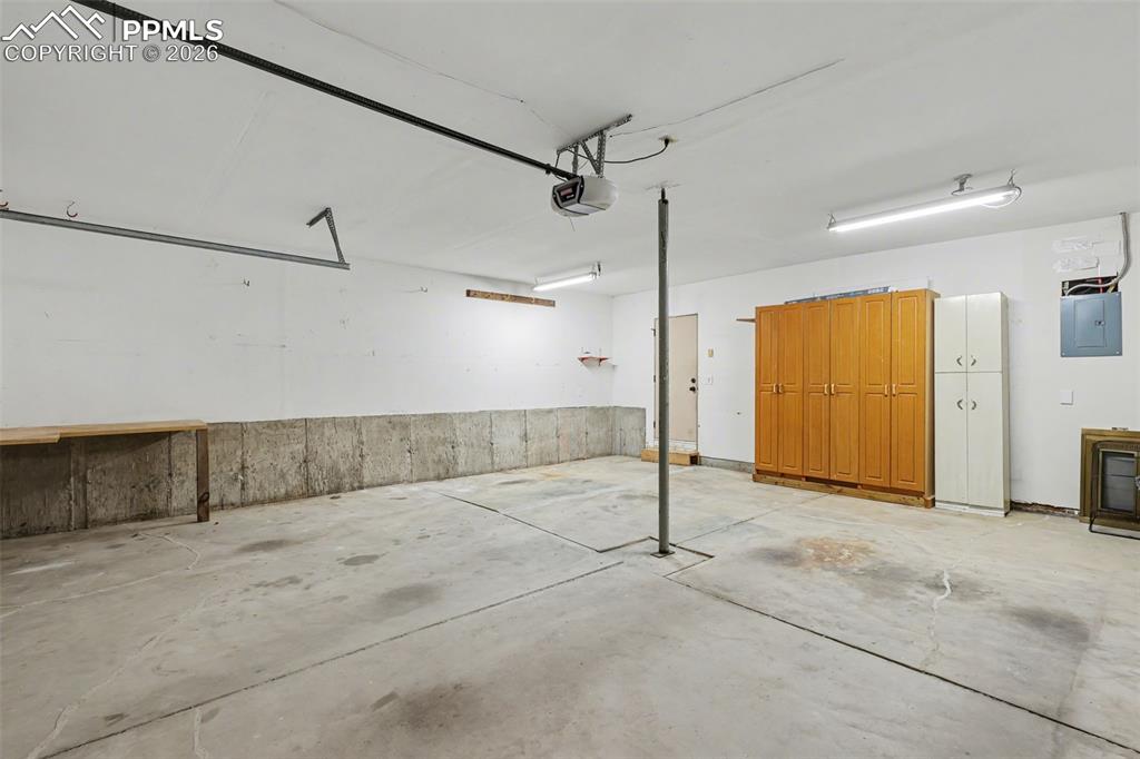 Image 31 of 38: Garage