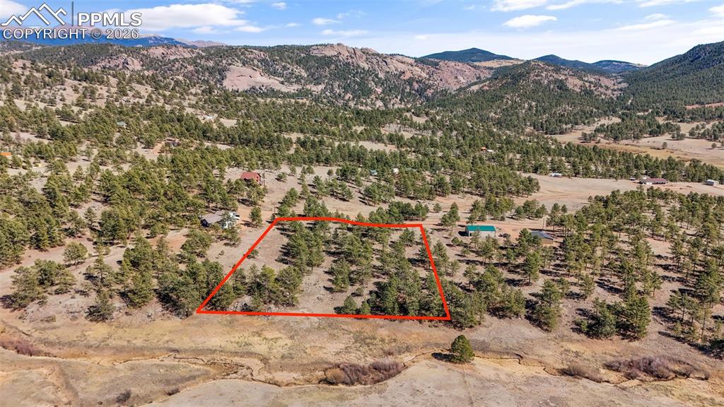 Image 3 of 8: Property lines are approximate and not a survey.