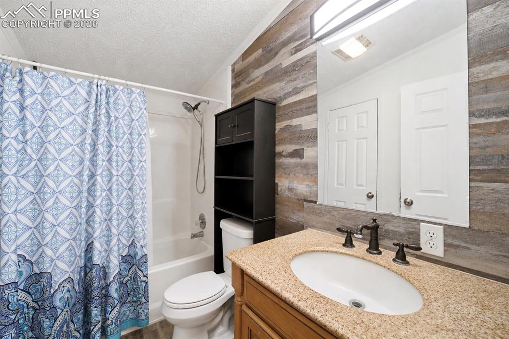 Image 11 of 22: Bathroom
