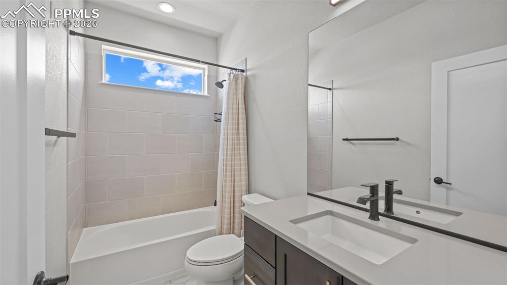 Image 16 of 45: Bathroom