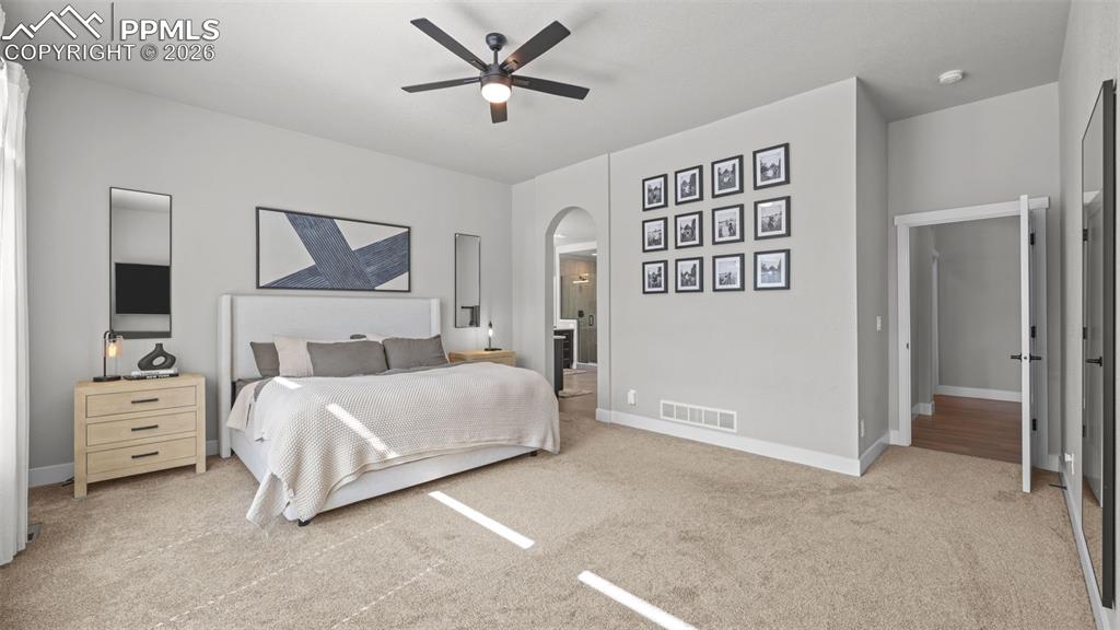 Image 19 of 45: Bedroom