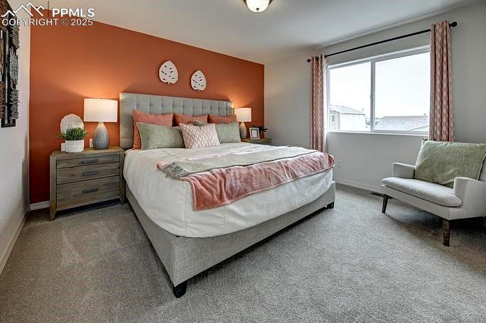 Image 11 of 13: Bedroom