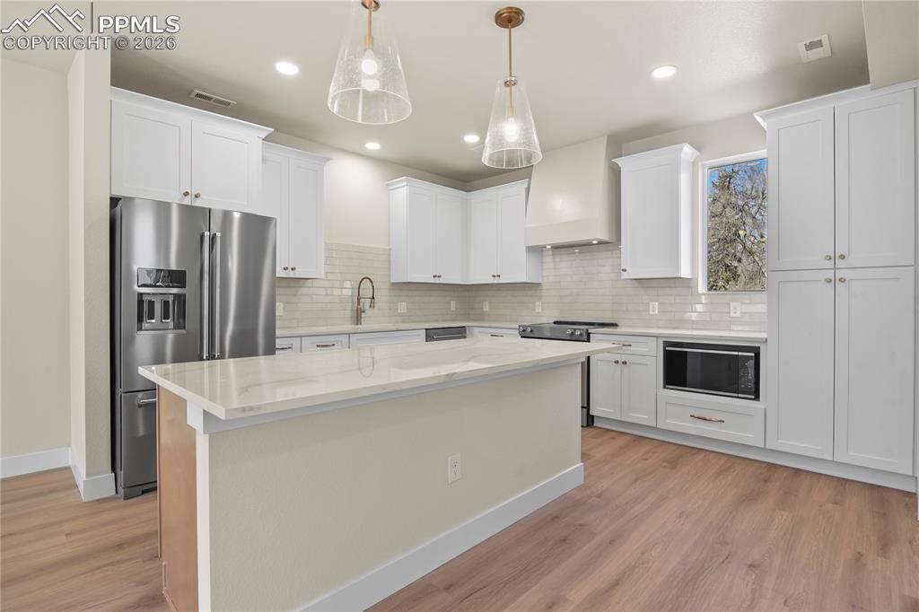 Image 4 of 30: Kitchen