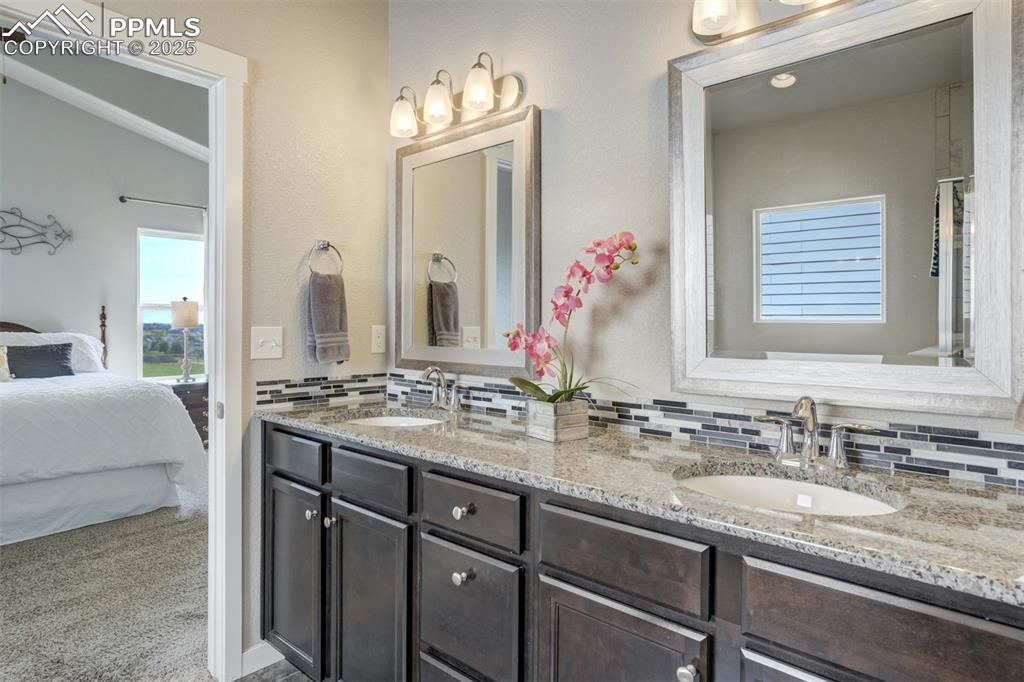 Image 18 of 44: Bathroom
