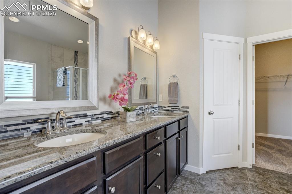 Image 19 of 44: Bathroom