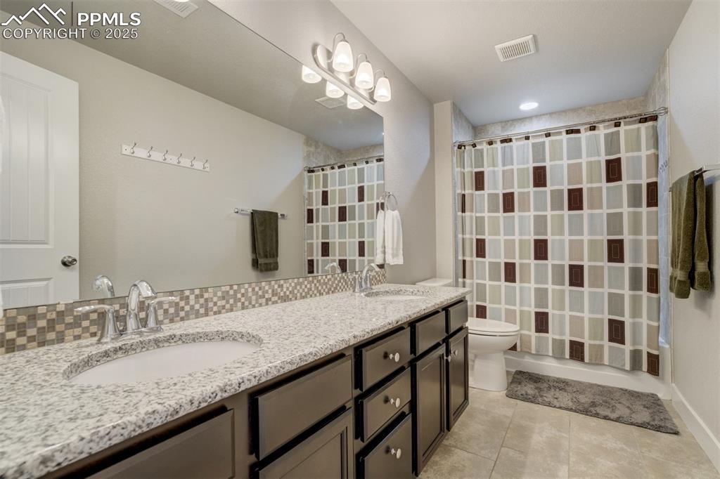 Image 33 of 44: Bathroom