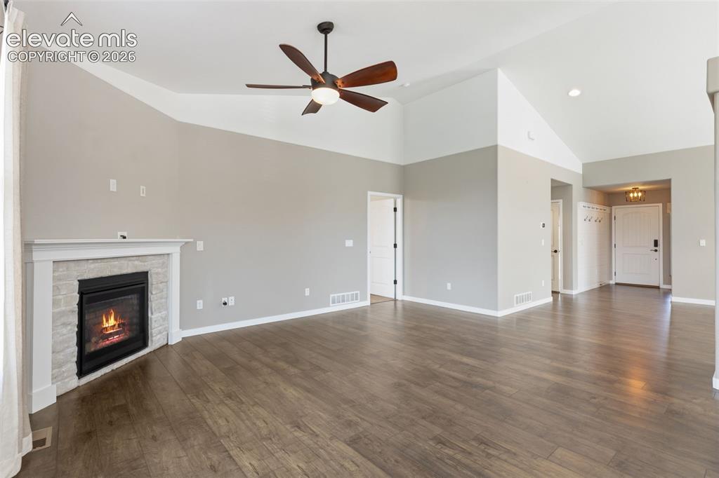 Image 10 of 50: Living Room