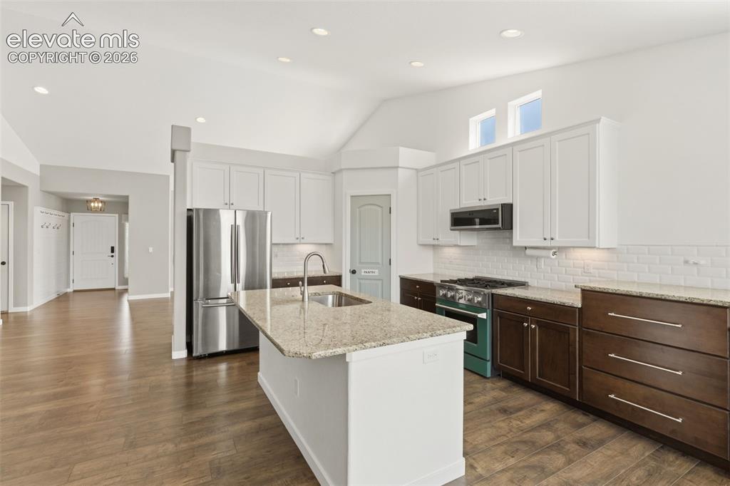 Image 14 of 50: Kitchen