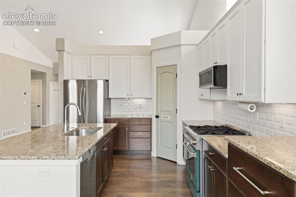 Image 15 of 50: Kitchen