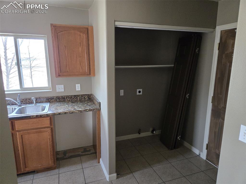 Image 13 of 26: Laundry