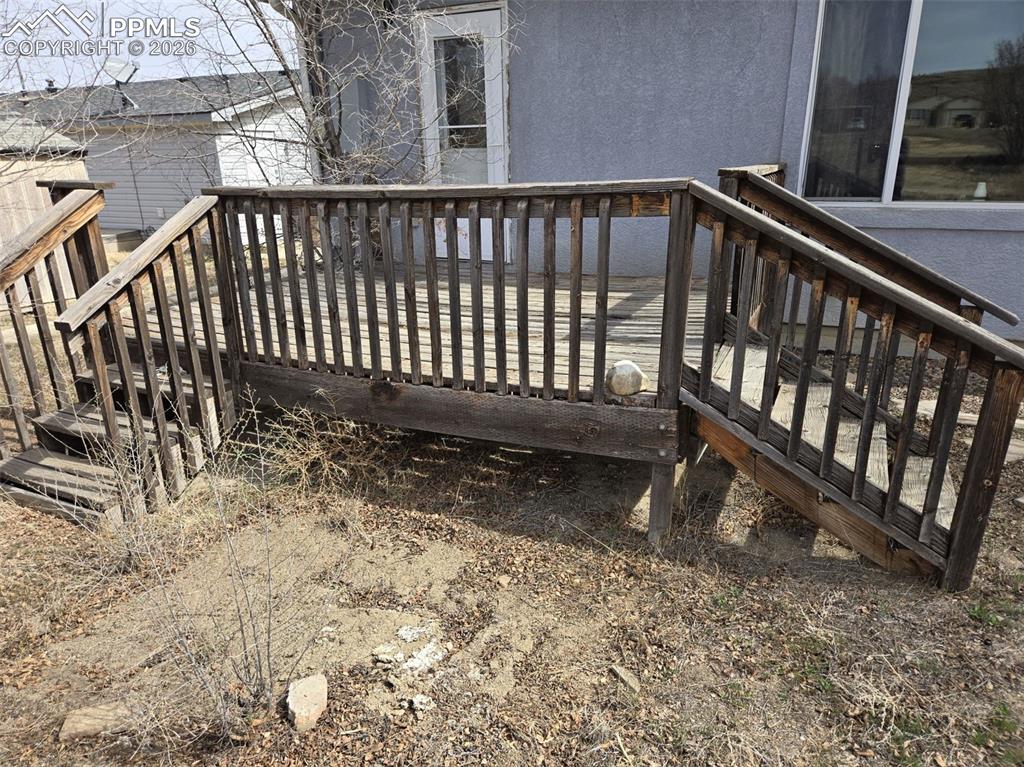 Image 23 of 26: Deck