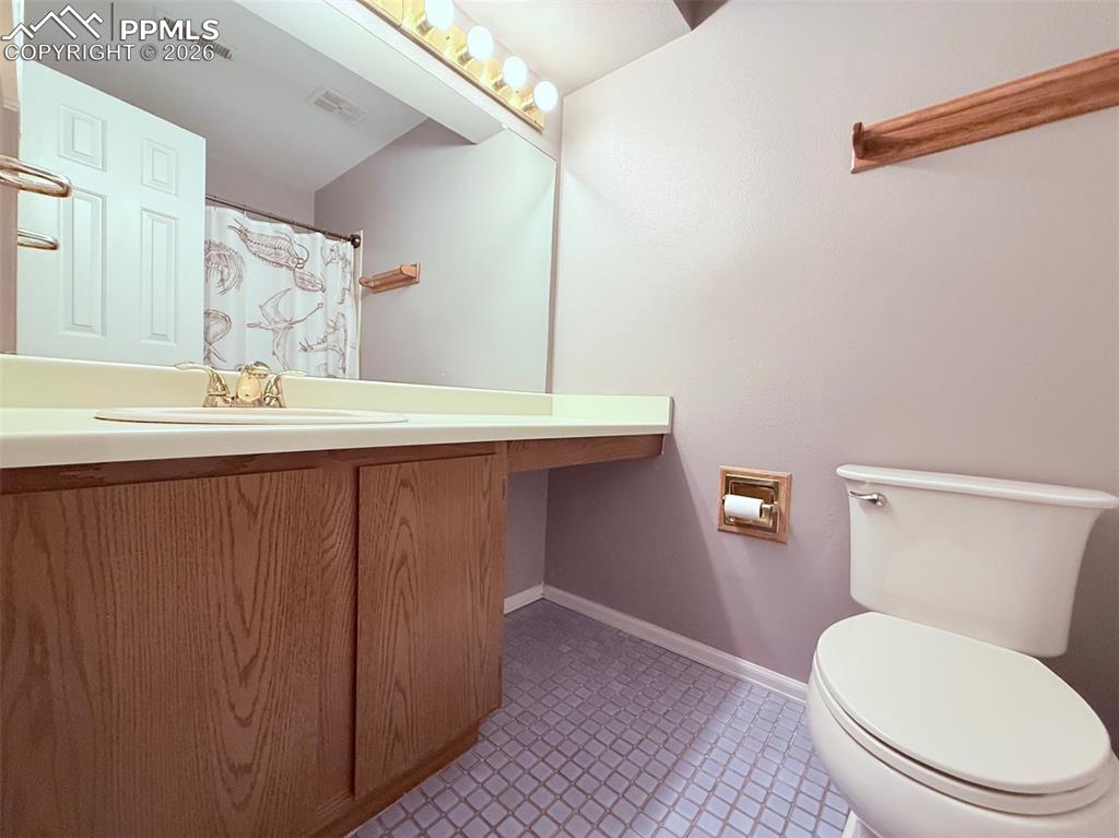 Image 23 of 29: Bathroom