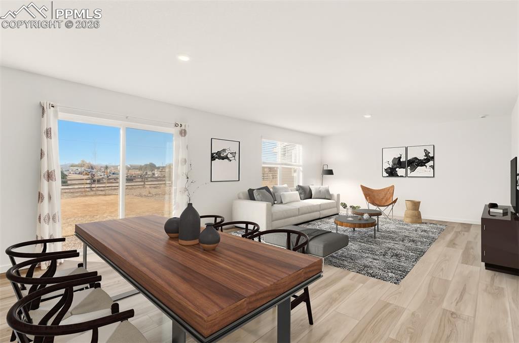 Image 18 of 35: Dining Area