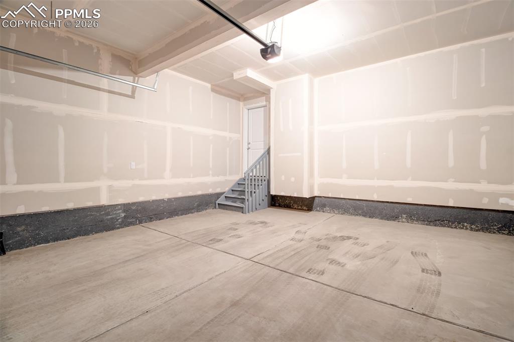 Image 24 of 35: Garage