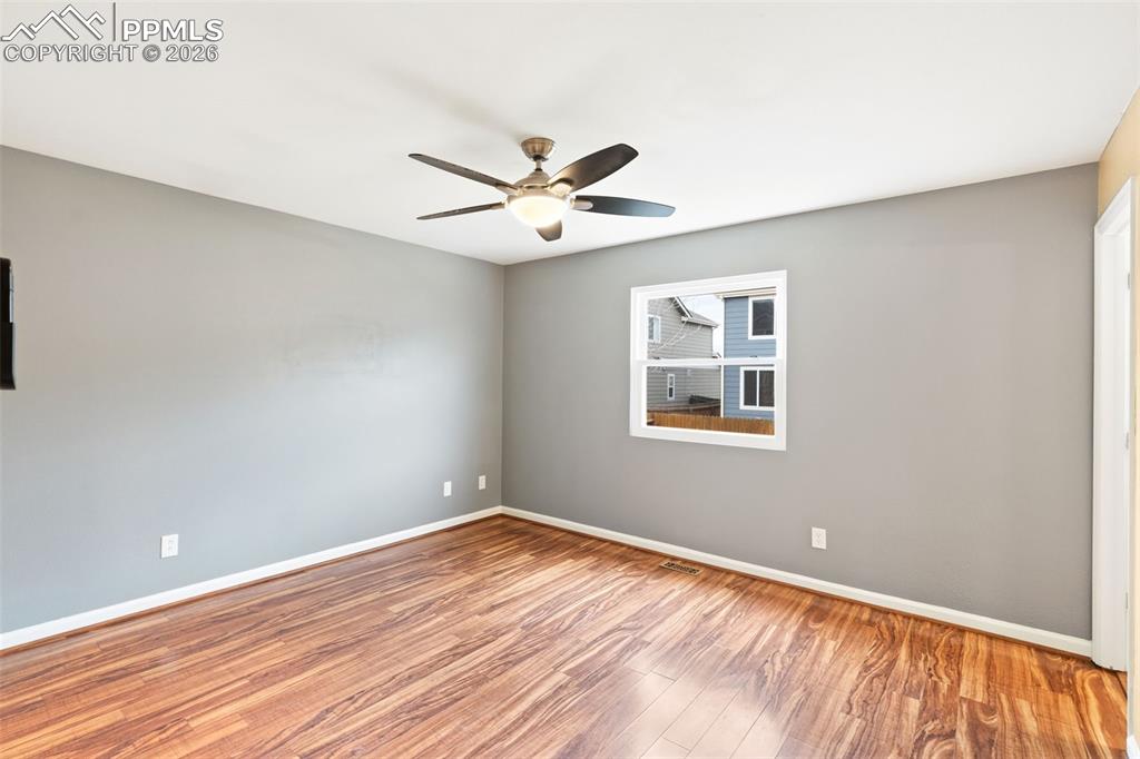 Image 10 of 21: bedroom