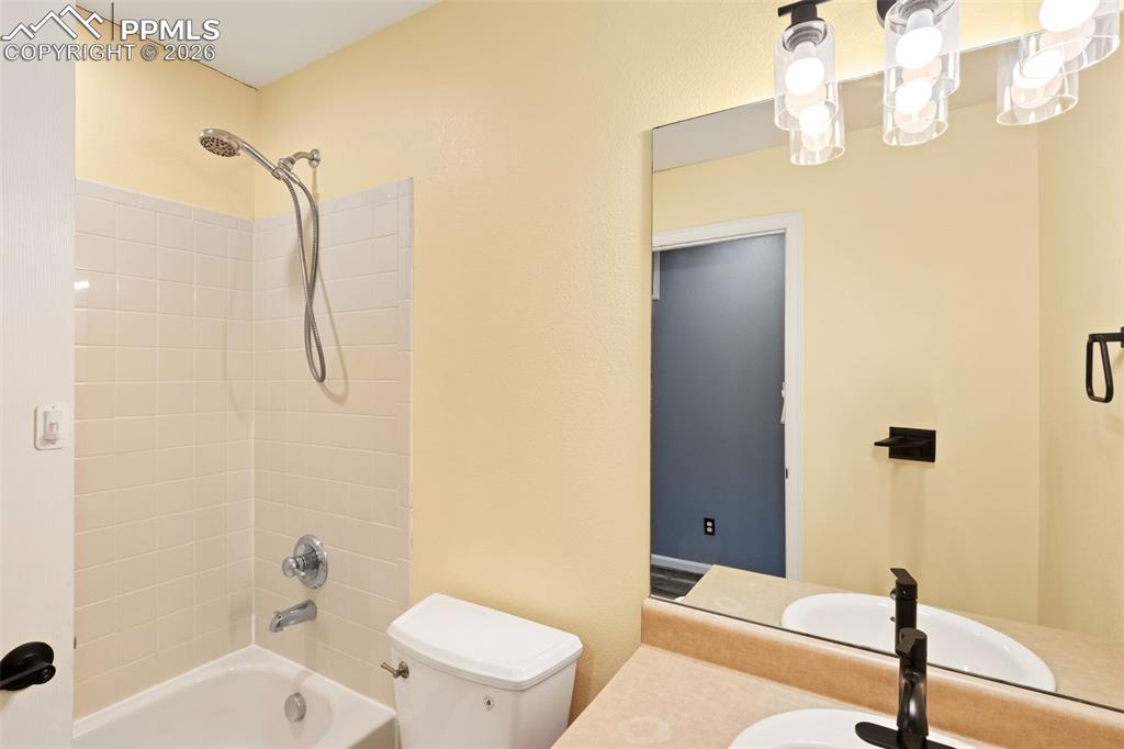 Image 16 of 21: Bathroom