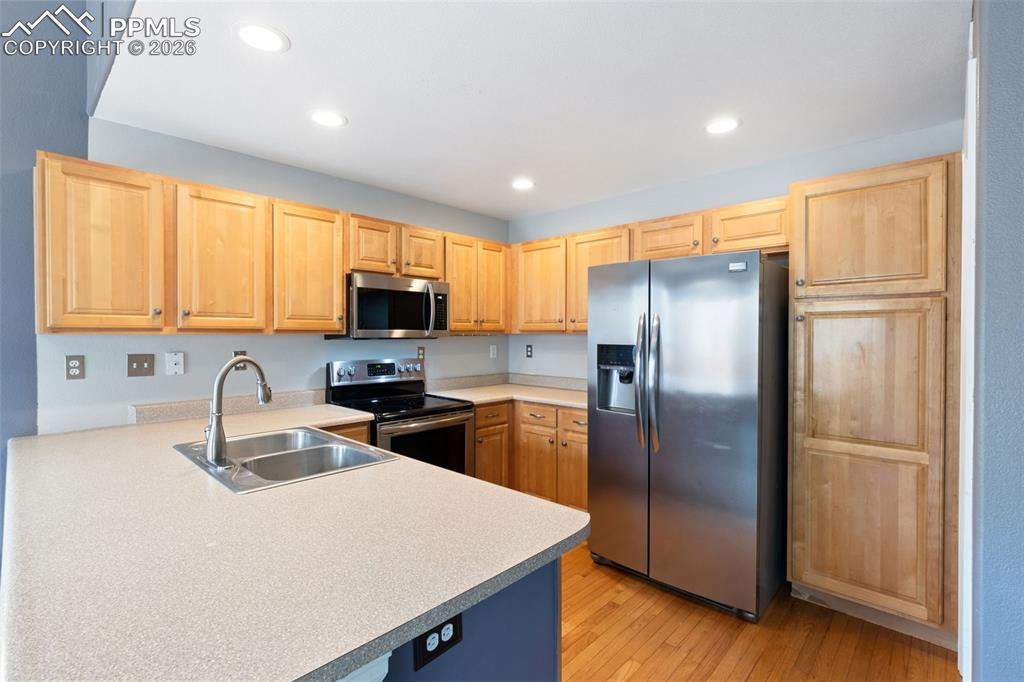 Image 2 of 21: Stainless appliances