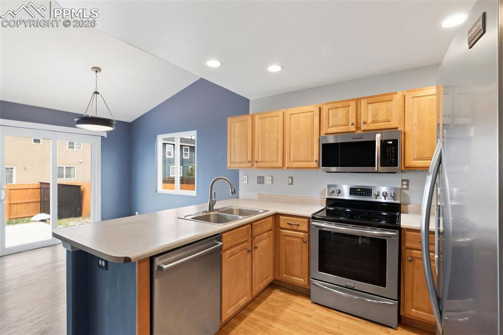 Image 3 of 21: Kitchen/dining room