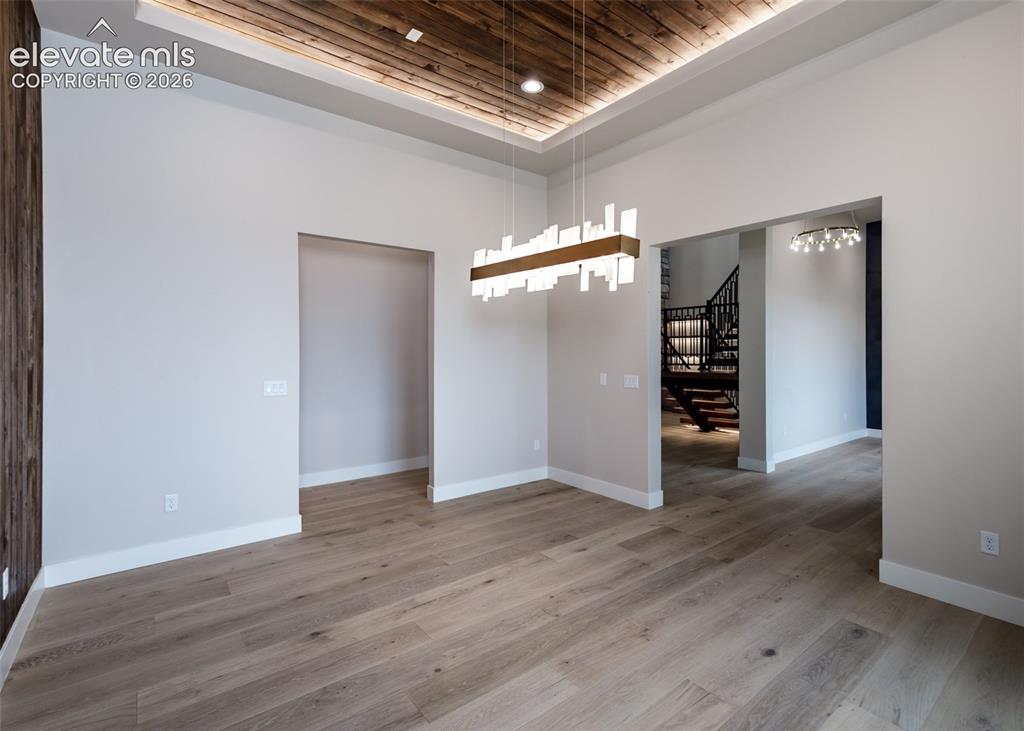 Image 16 of 50: Dining Room