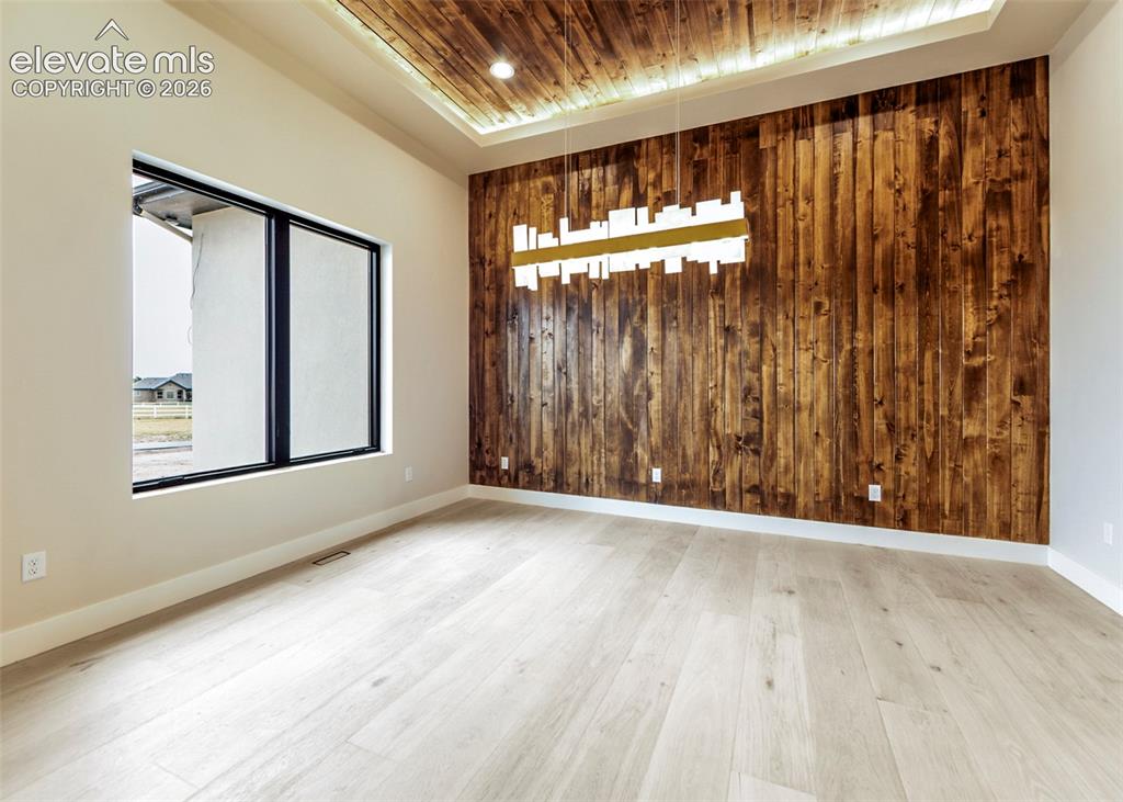 Image 18 of 50: Dining Room