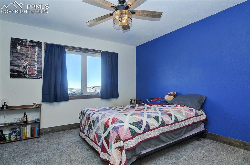 Image 19 of 50: Bedroom