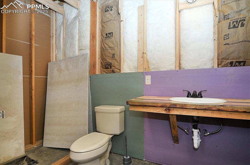 Image 30 of 50: Bathroom