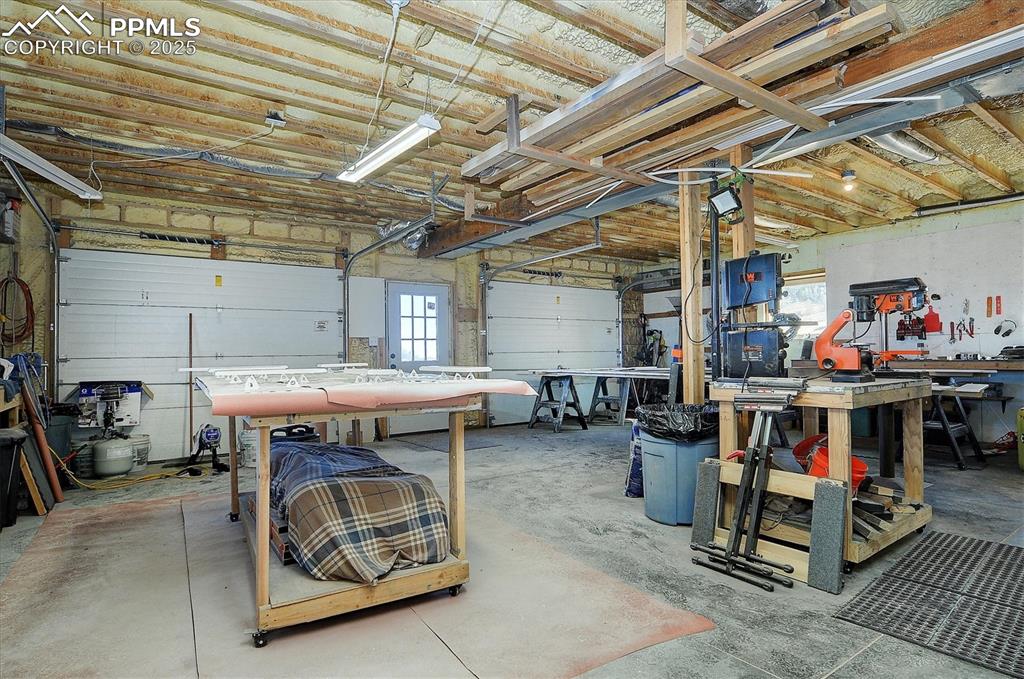 Image 32 of 50: Garage