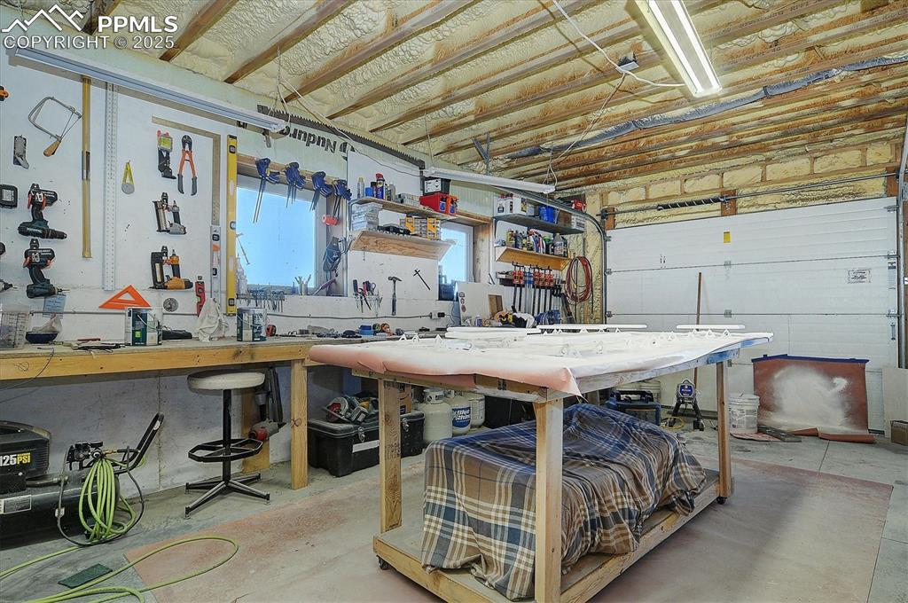 Image 33 of 50: Garage