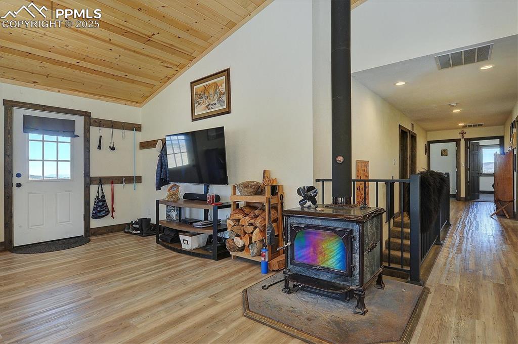 Image 6 of 50: Living Room