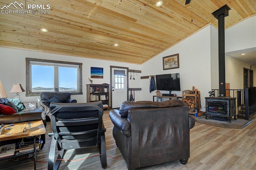 Image 8 of 50: Living Room