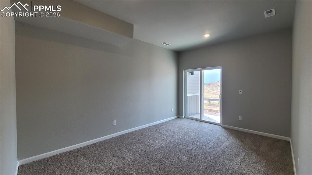 Image 20 of 29: Full bathroom on upper level with quartz countertop and tile surrounds! 