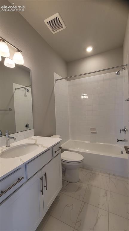Image 24 of 36: Full bathroom on upper level with quartz countertop and tile surrounds!
